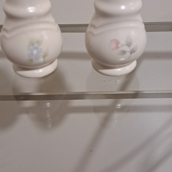 Vintage Pfaltzgraff Tea Rose print Salt & Pepper Shakers, Circa 1985. - Picture 3 of 7